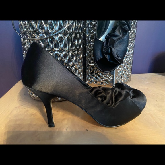 Black Pumps with Ruffles - Picture 2 of 5
